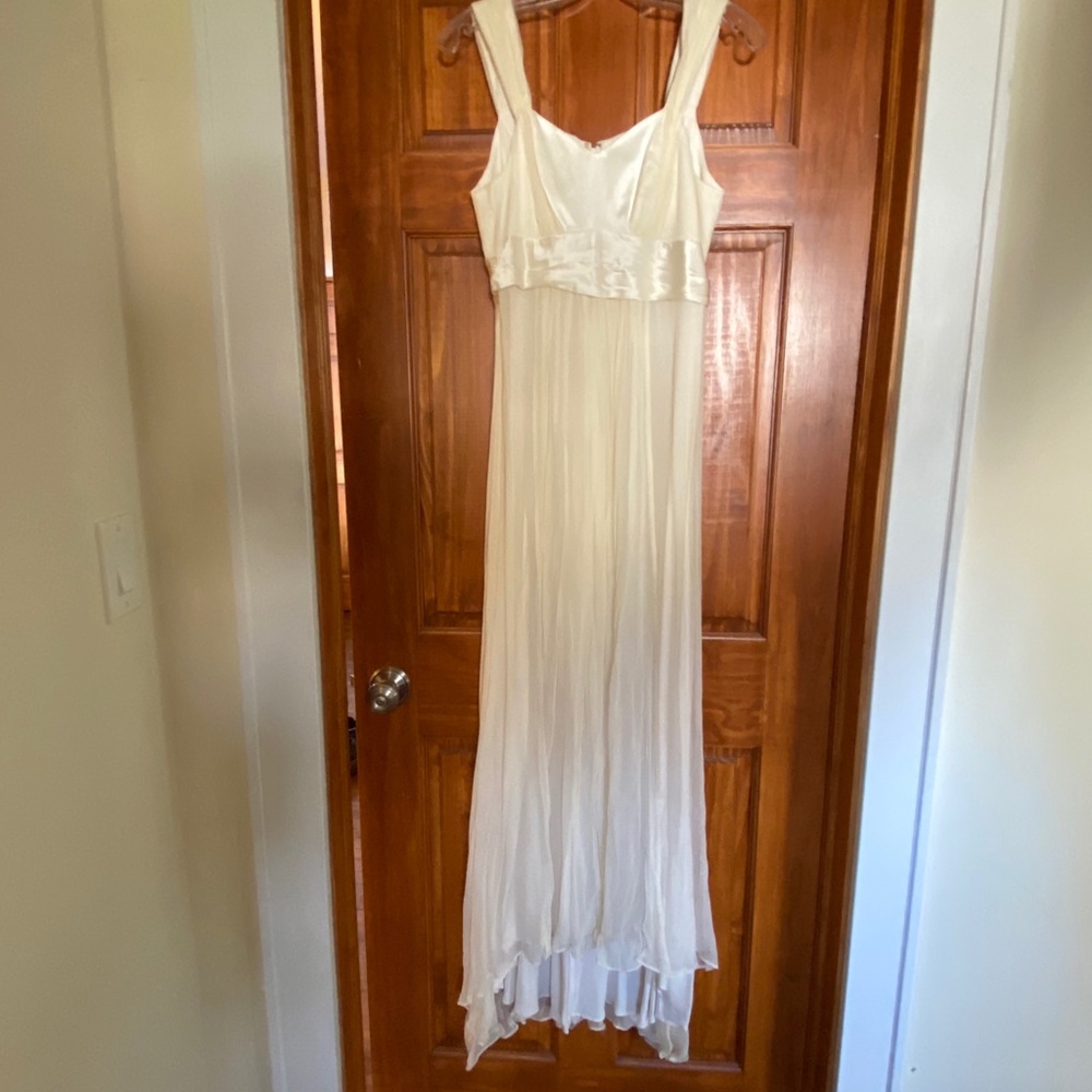 $228 ivory silk wedding gown Mimi Maternity Medium